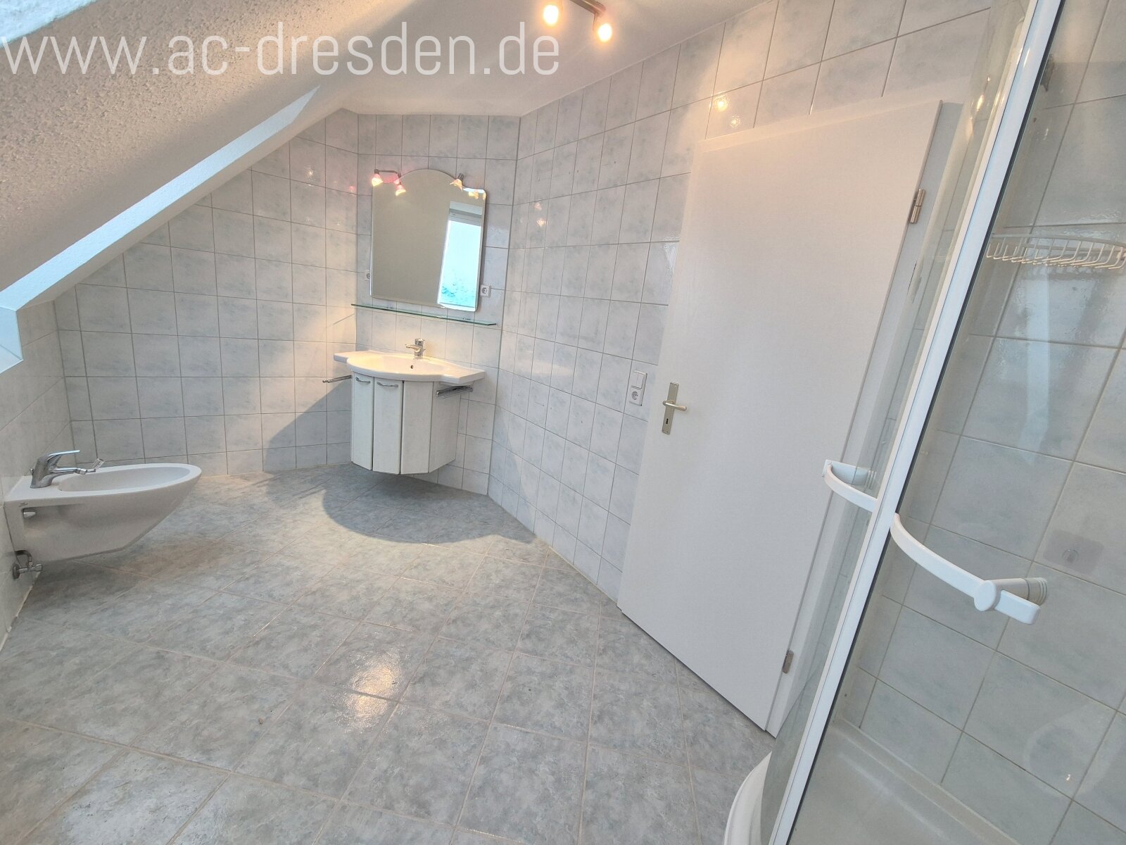 Geräumige, helle und ruhige DG-3-Zimmer-Wohnung (117 m²) in einem liebevoll sanierten Gründerzeithaus im Stadtteil Chemnitz-Hilbersdorf