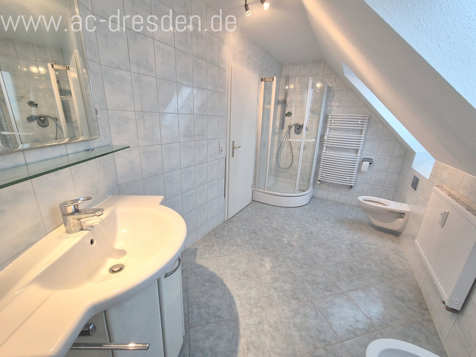 Geräumige, helle und ruhige DG-3-Zimmer-Wohnung (117 m²) in einem liebevoll sanierten Gründerzeithaus im Stadtteil Chemnitz-Hilbersdorf