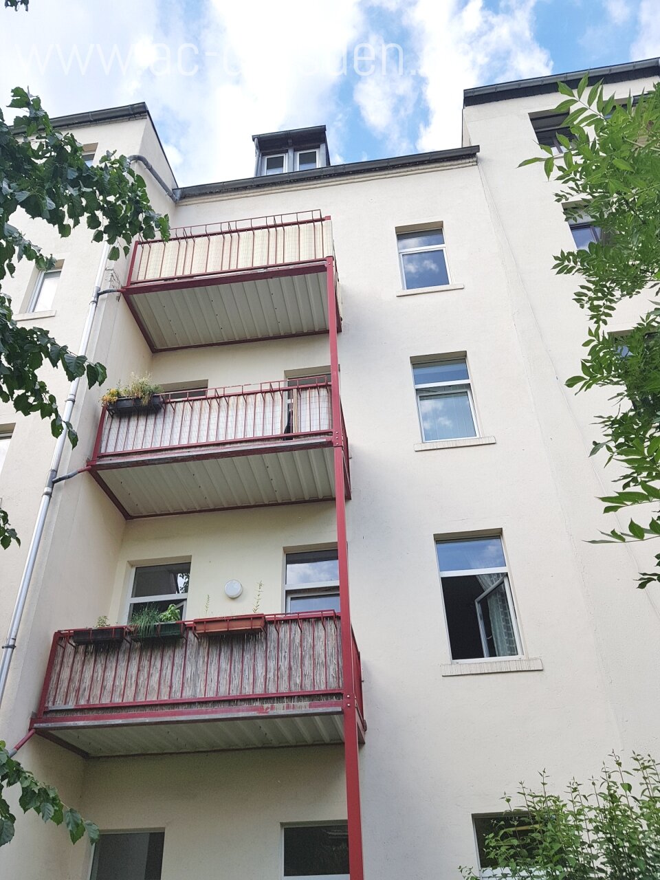 Bright 3-rooms-apartment in a refurbished house of Wilhelminian style in Lutherviertel