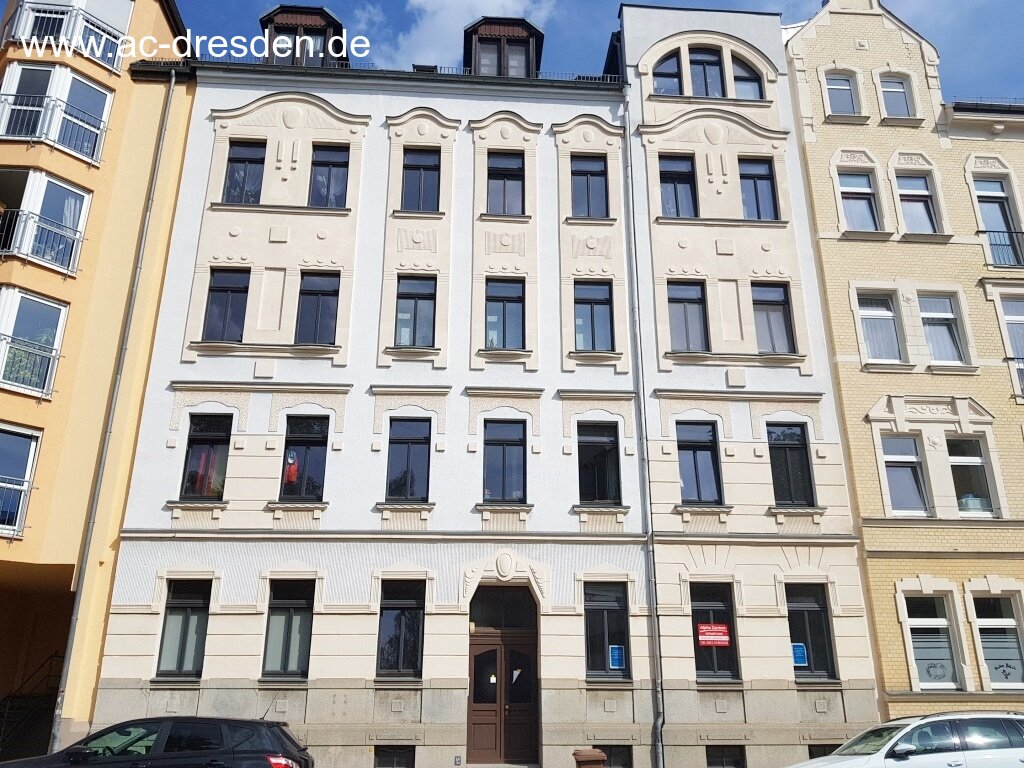Bright quiet 2-rooms-apartment with balcony in a refurbished multi-family-house