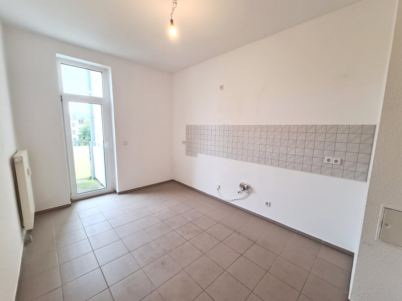Bright quiet 2-rooms-apartment with balcony in a refurbished multi-family-house