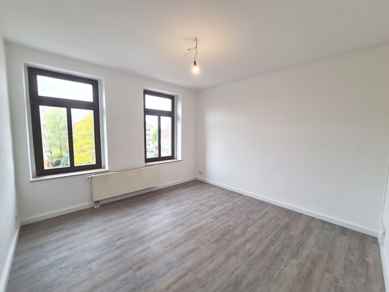 Bright quiet 2-rooms-apartment with balcony in a refurbished multi-family-house
