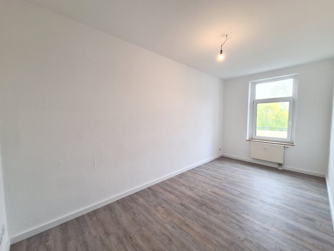 Bright quiet 2-rooms-apartment with balcony in a refurbished multi-family-house