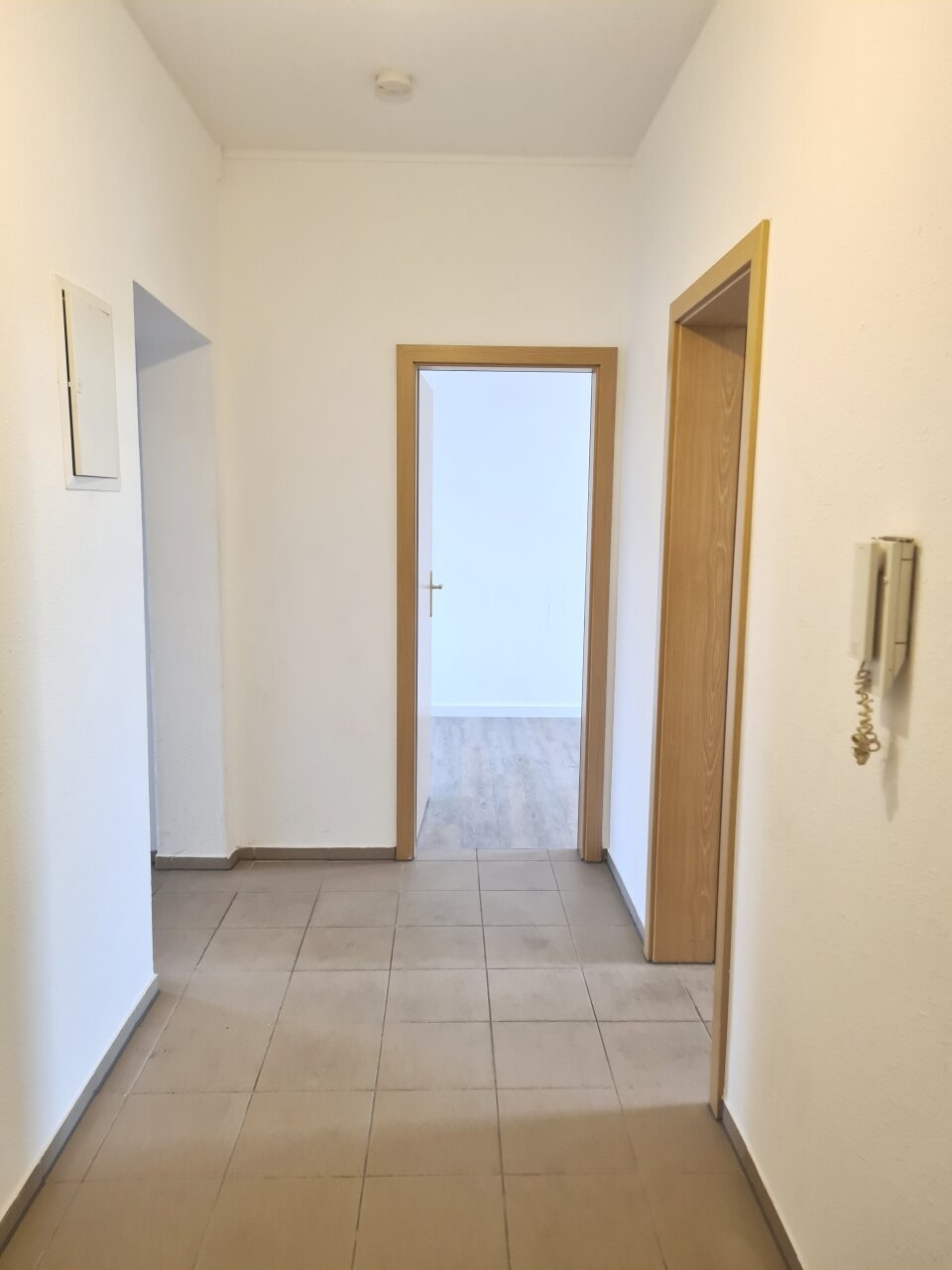 Bright quiet 2-rooms-apartment with balcony in a refurbished multi-family-house