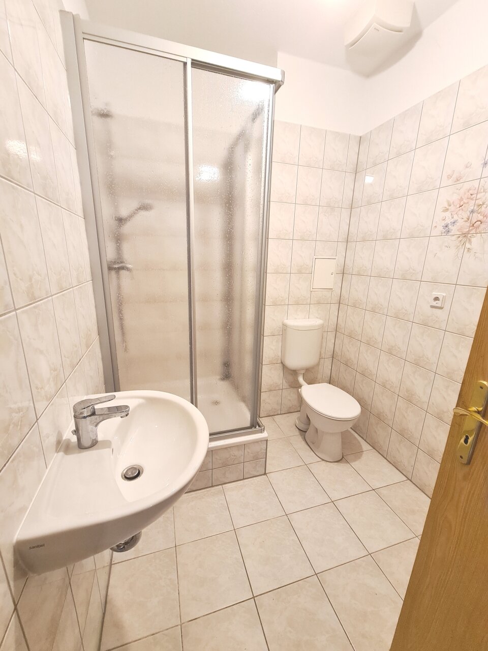 Bright quiet 2-rooms-apartment with balcony in a refurbished multi-family-house