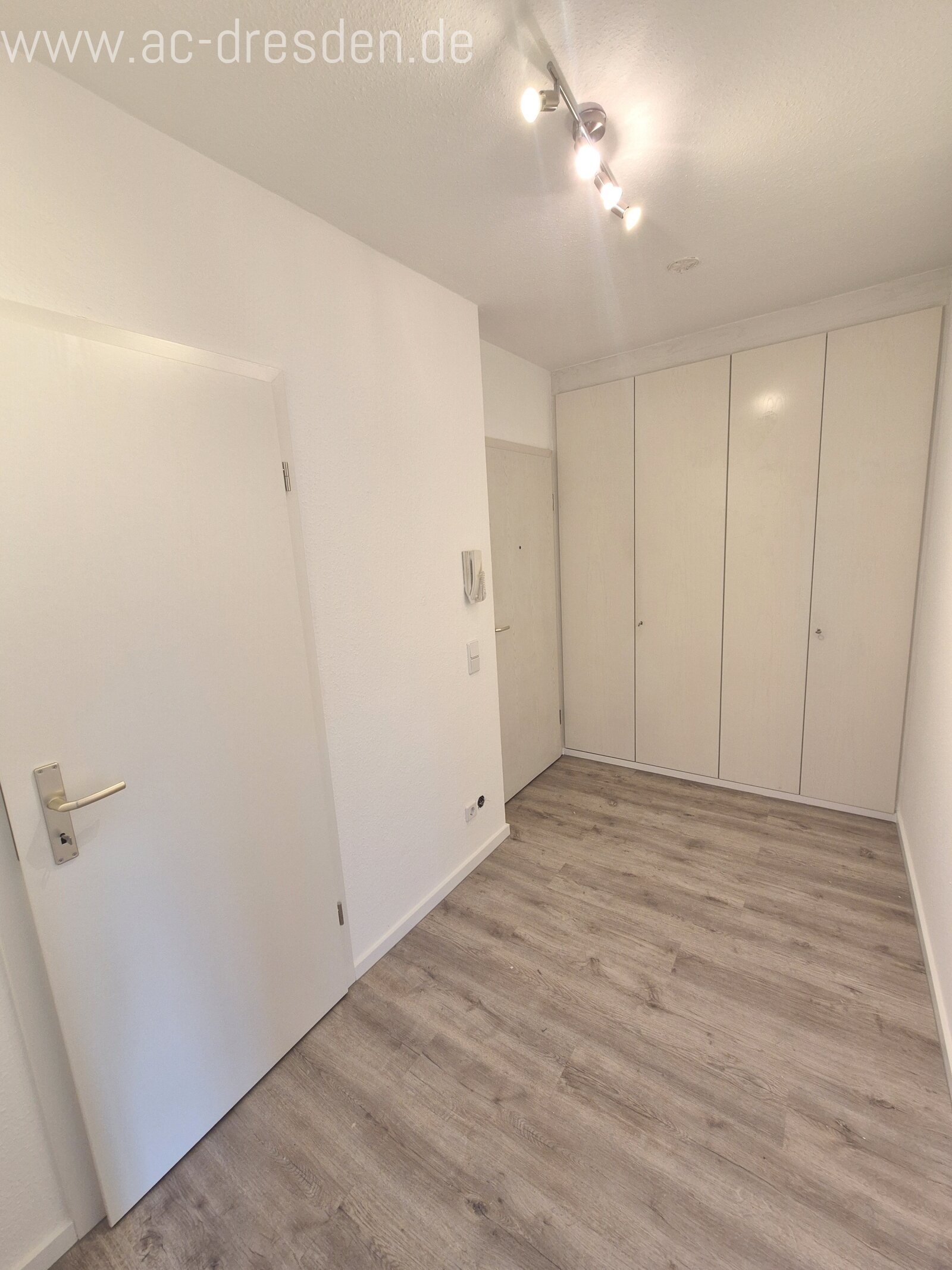 Very nice 3-rooms-roof-flat in a refurbished historical multi-family-house close to the City-Centre of Chemnitz