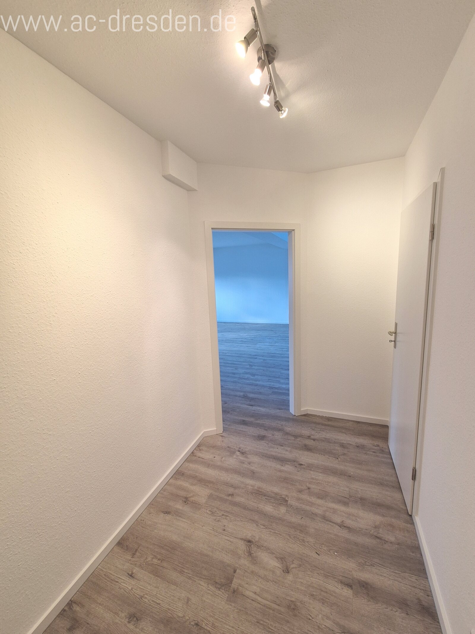 Very nice 3-rooms-roof-flat in a refurbished historical multi-family-house close to the City-Centre of Chemnitz