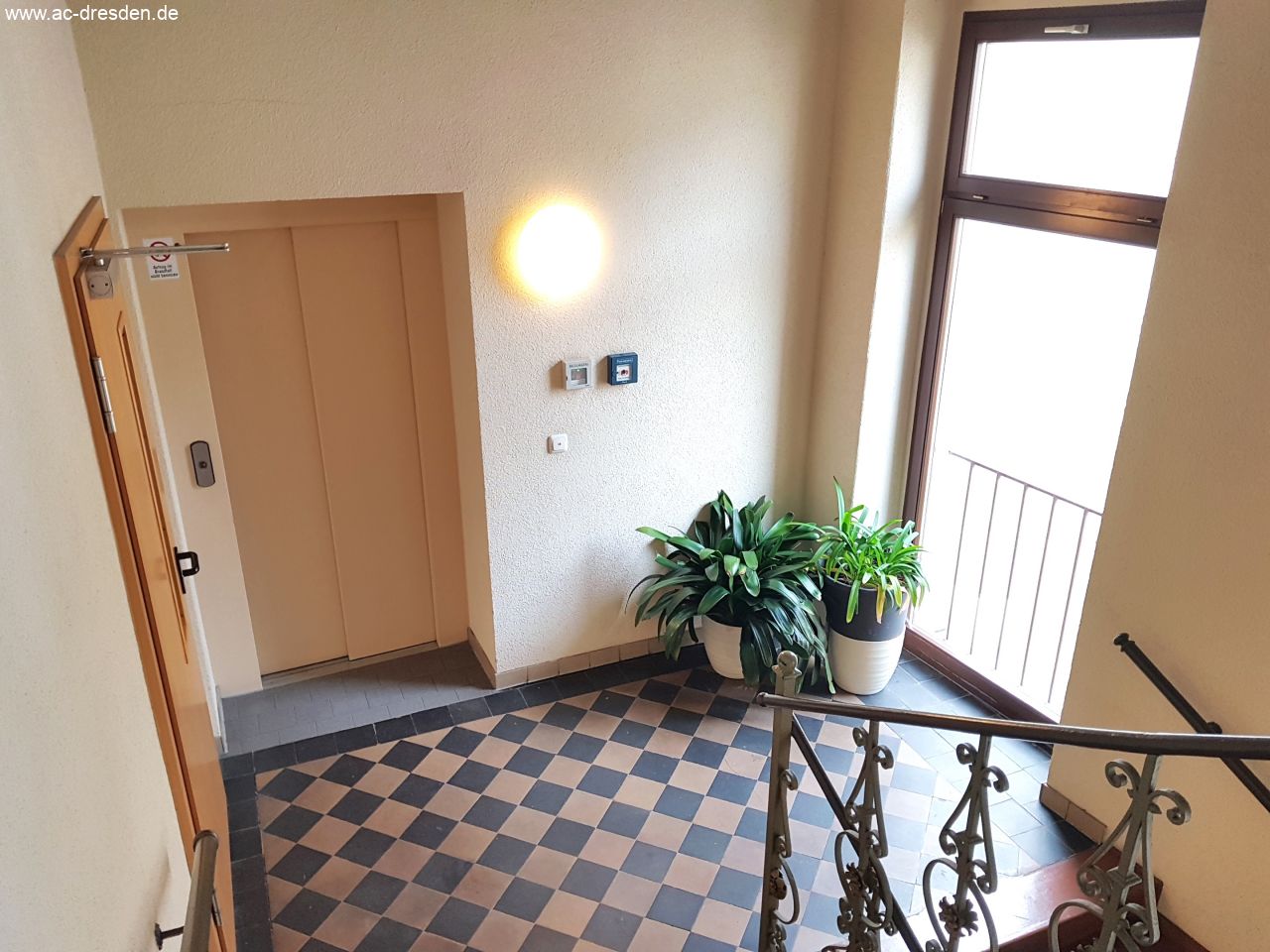 Bright 1-rooms-apartment in a refurbished historical multi-family-house in the center of Chemnitz