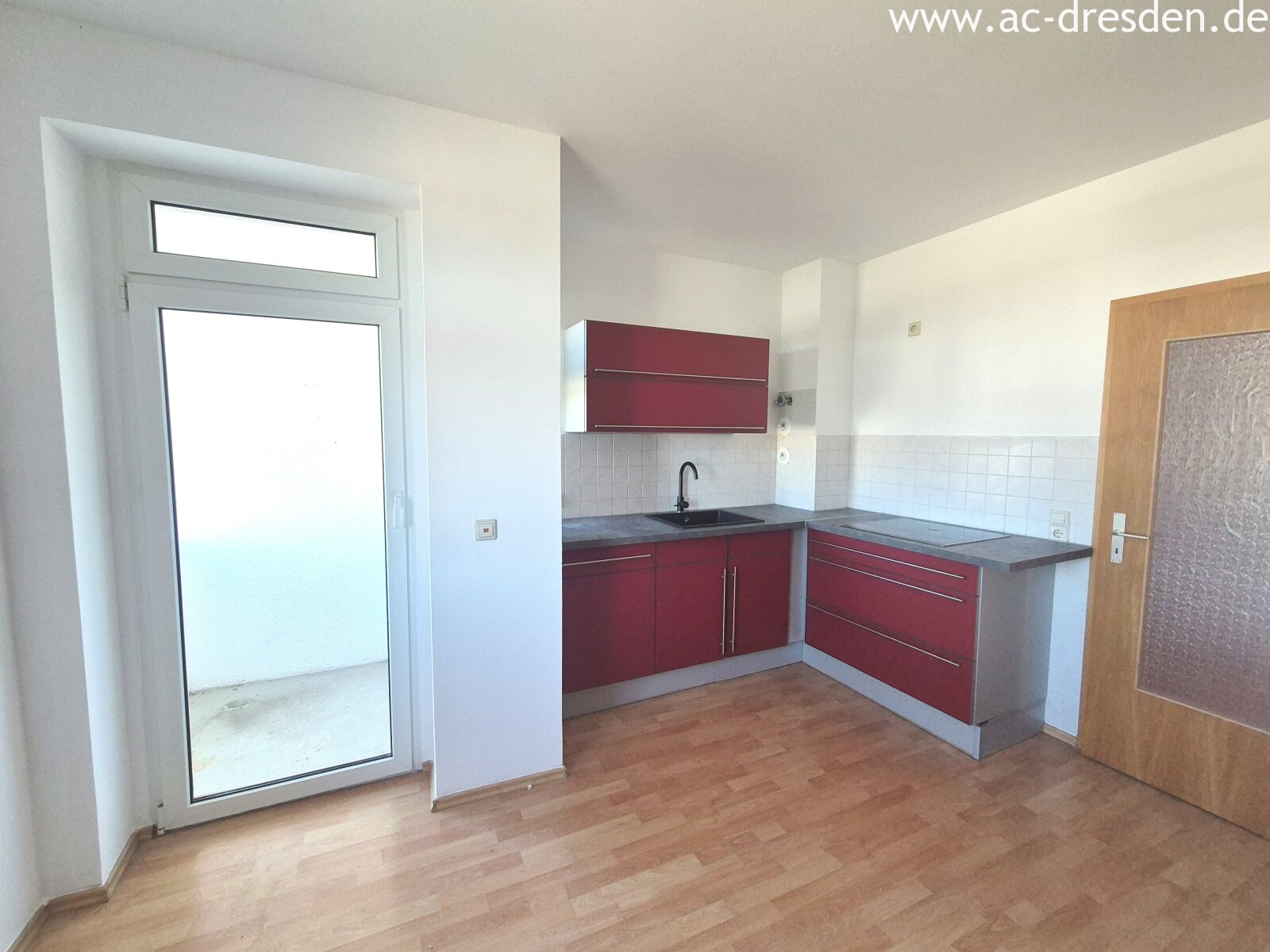 Beautiful 2-rooms-apartment in a refurbished multi-family-house close to the center in Chemnitz