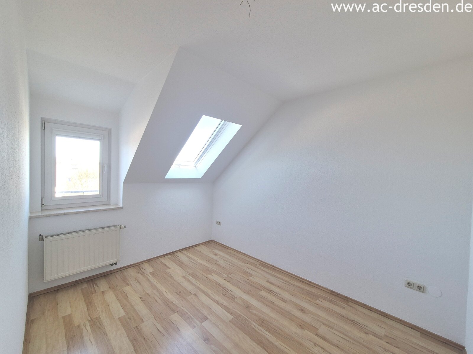 Exclusive Living Above the Rooftops of Kaßberg – Newly Renovated 3-Room Maisonette with a Beautiful Balcony