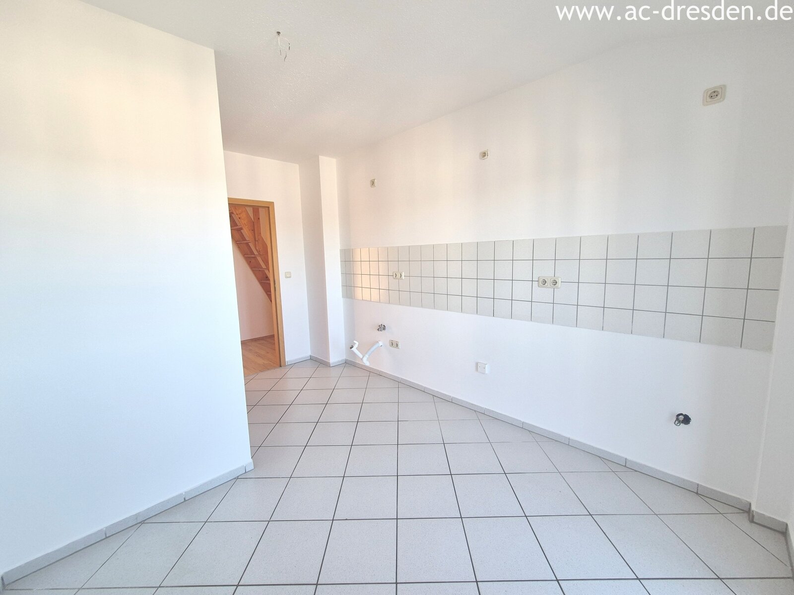 Exclusive Living Above the Rooftops of Kaßberg – Newly Renovated 3-Room Maisonette with a Beautiful Balcony