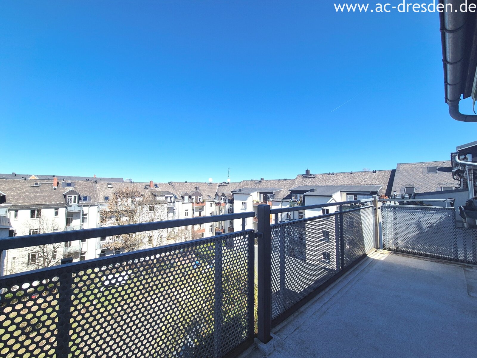 Exclusive Living Above the Rooftops of Kaßberg – Newly Renovated 3-Room Maisonette with a Beautiful Balcony