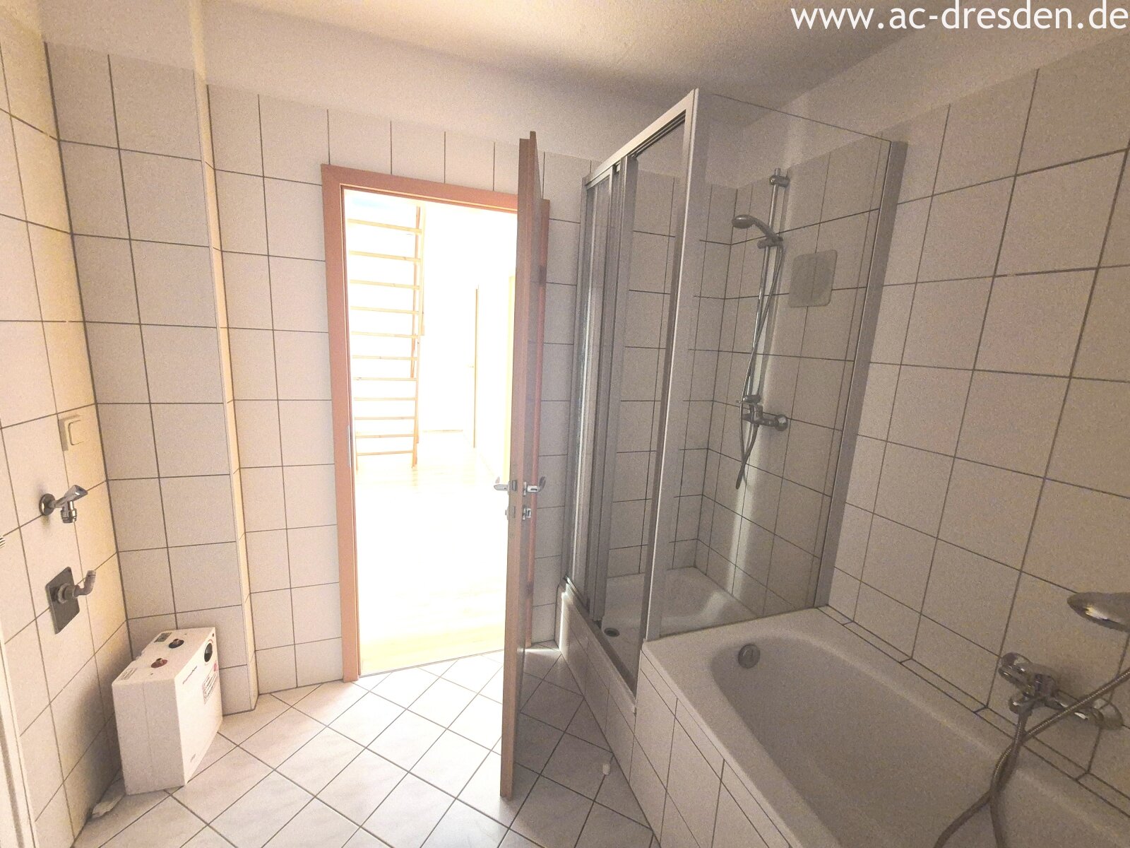 Exclusive Living Above the Rooftops of Kaßberg – Newly Renovated 3-Room Maisonette with a Beautiful Balcony