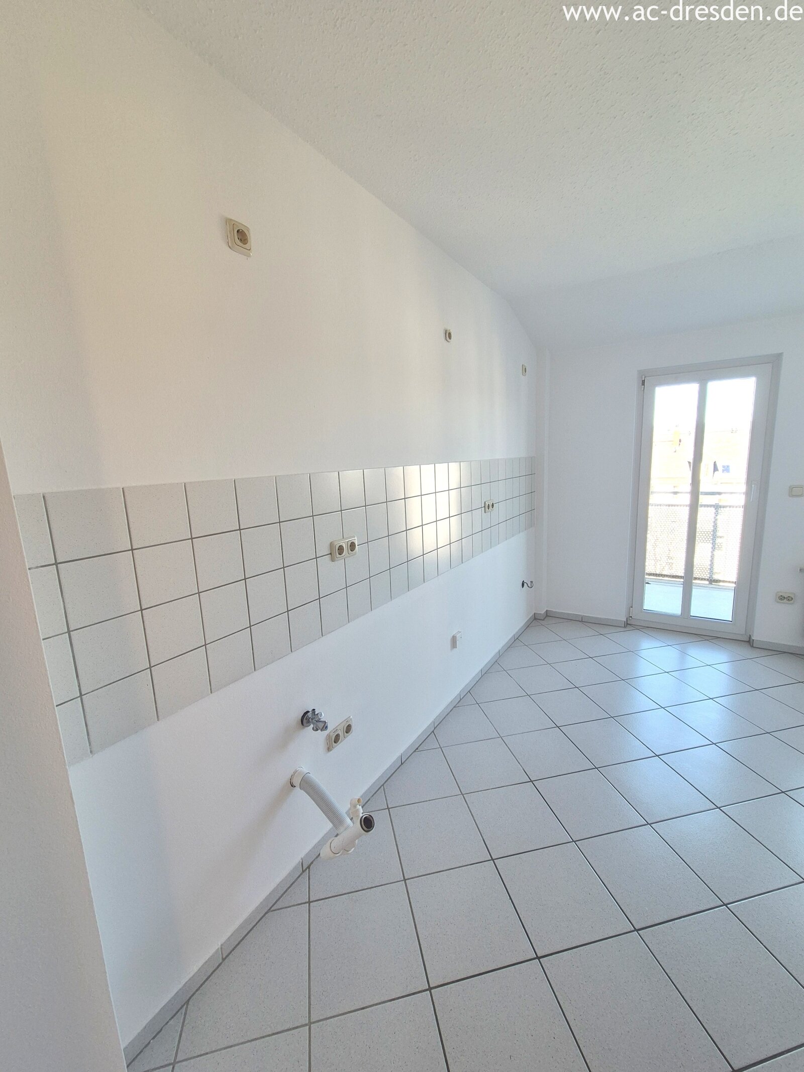 Exclusive Living Above the Rooftops of Kaßberg – Newly Renovated 3-Room Maisonette with a Beautiful Balcony