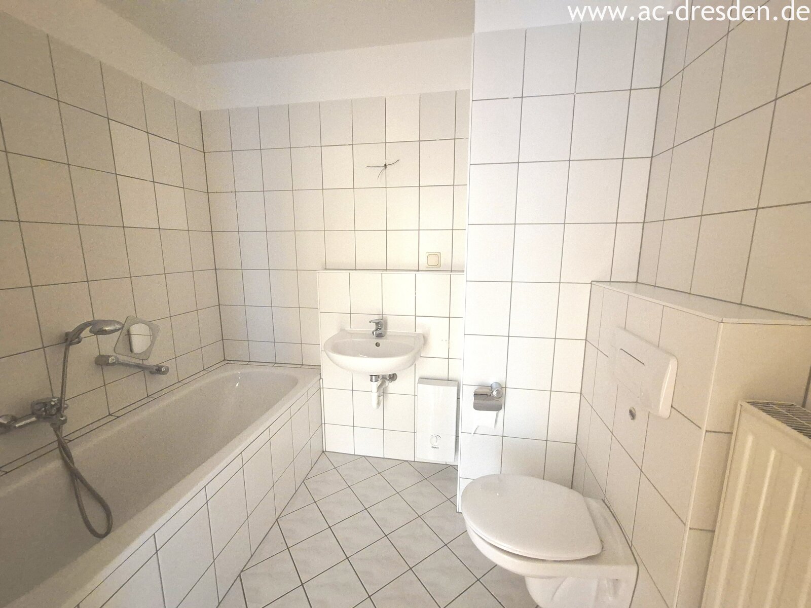 Exclusive Living Above the Rooftops of Kaßberg – Newly Renovated 3-Room Maisonette with a Beautiful Balcony