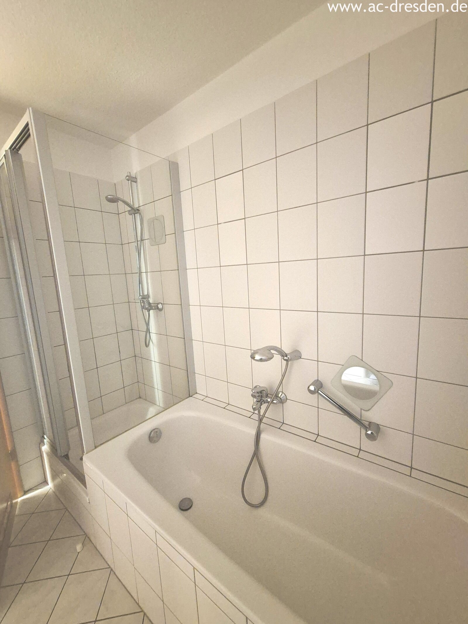 Exclusive Living Above the Rooftops of Kaßberg – Newly Renovated 3-Room Maisonette with a Beautiful Balcony