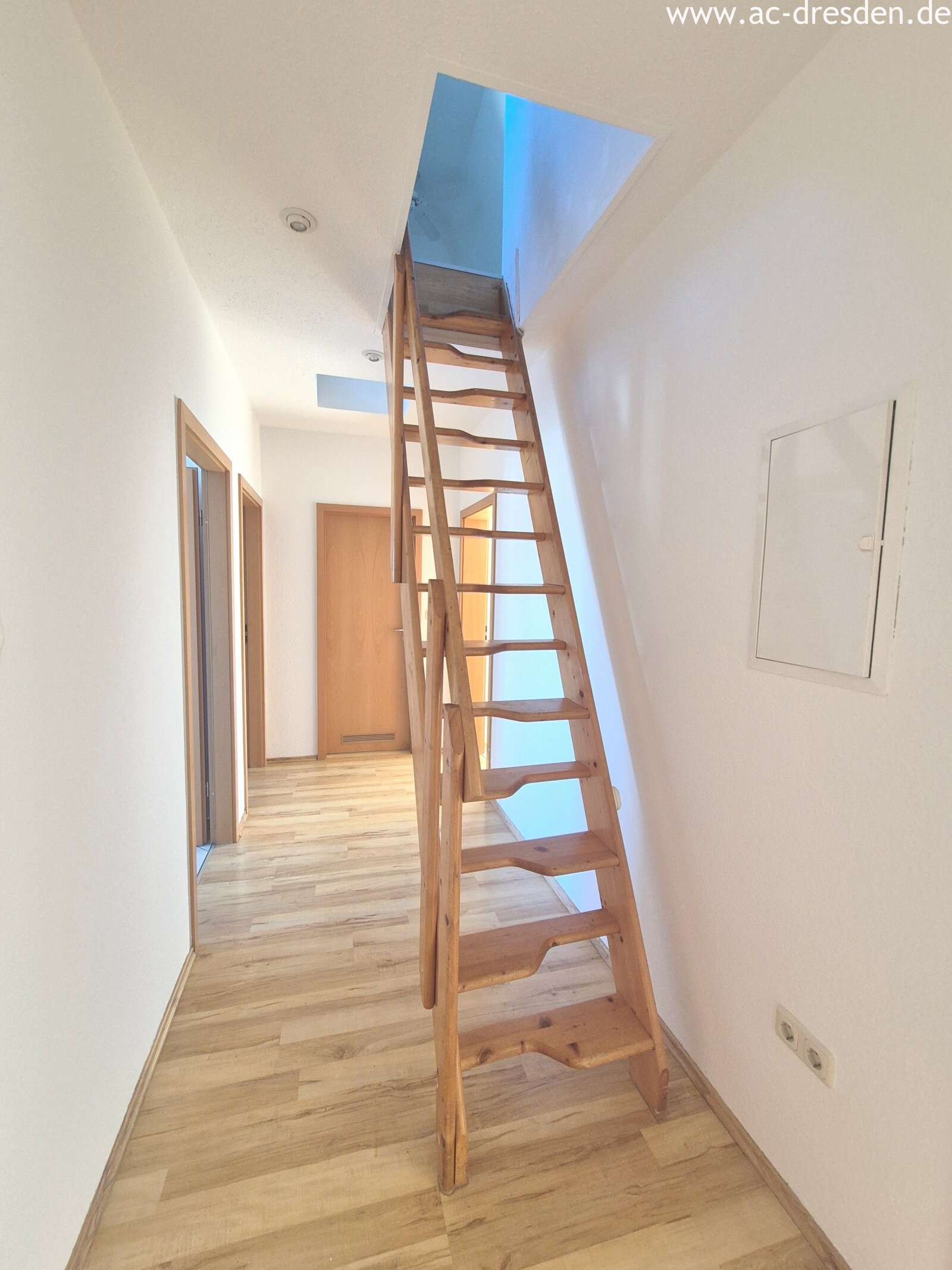 Exclusive Living Above the Rooftops of Kaßberg – Newly Renovated 3-Room Maisonette with a Beautiful Balcony