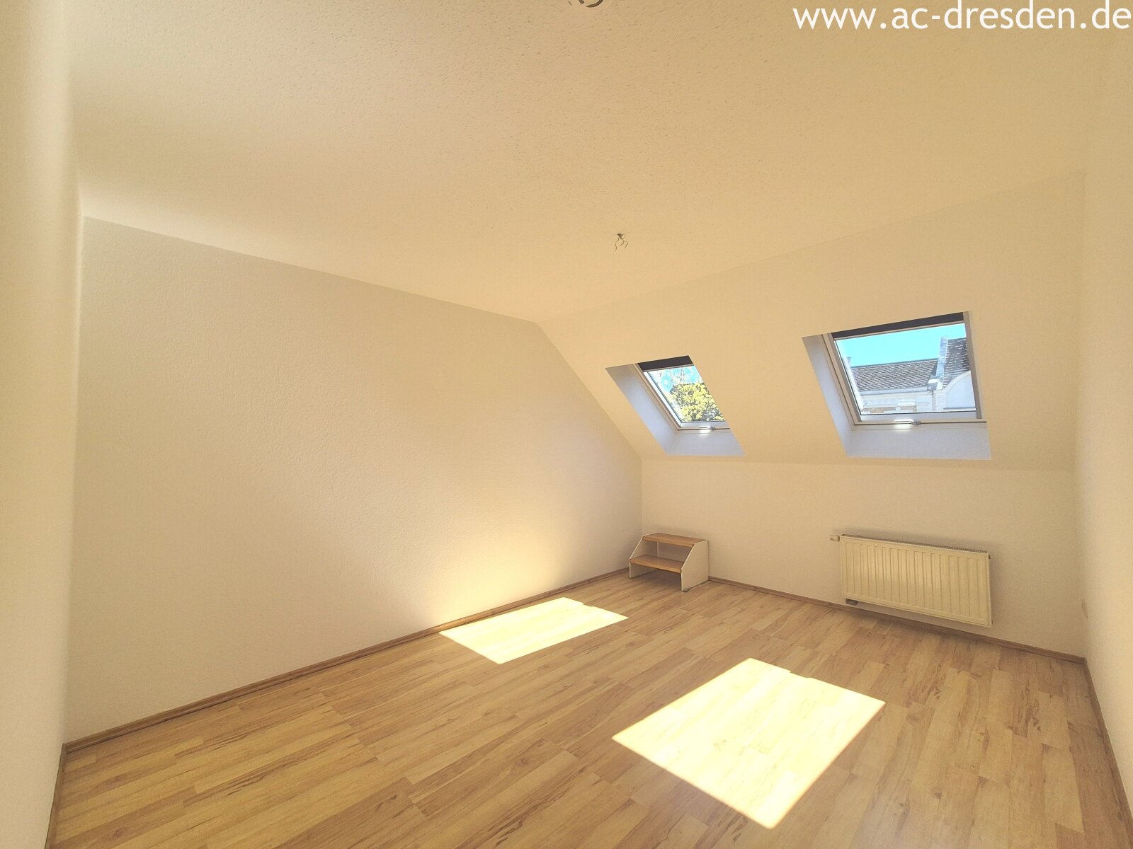 Exclusive Living Above the Rooftops of Kaßberg – Newly Renovated 3-Room Maisonette with a Beautiful Balcony