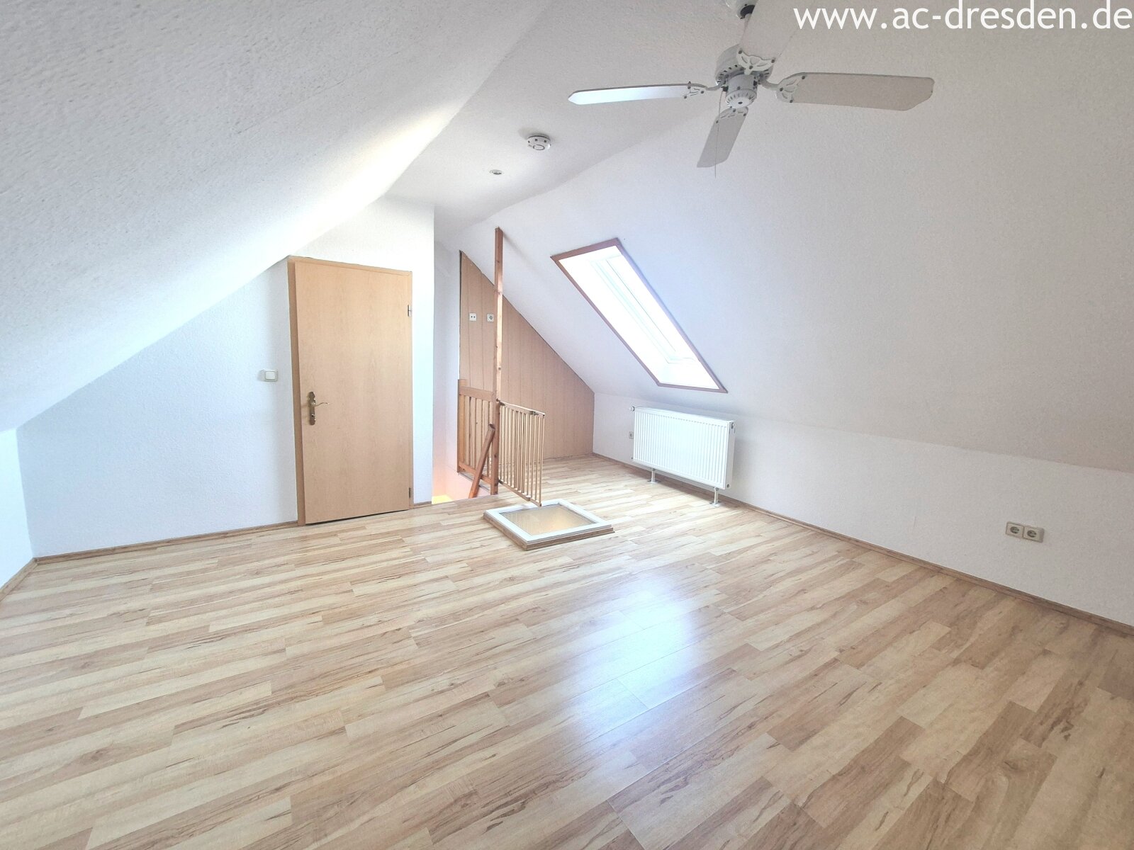 Exclusive Living Above the Rooftops of Kaßberg – Newly Renovated 3-Room Maisonette with a Beautiful Balcony