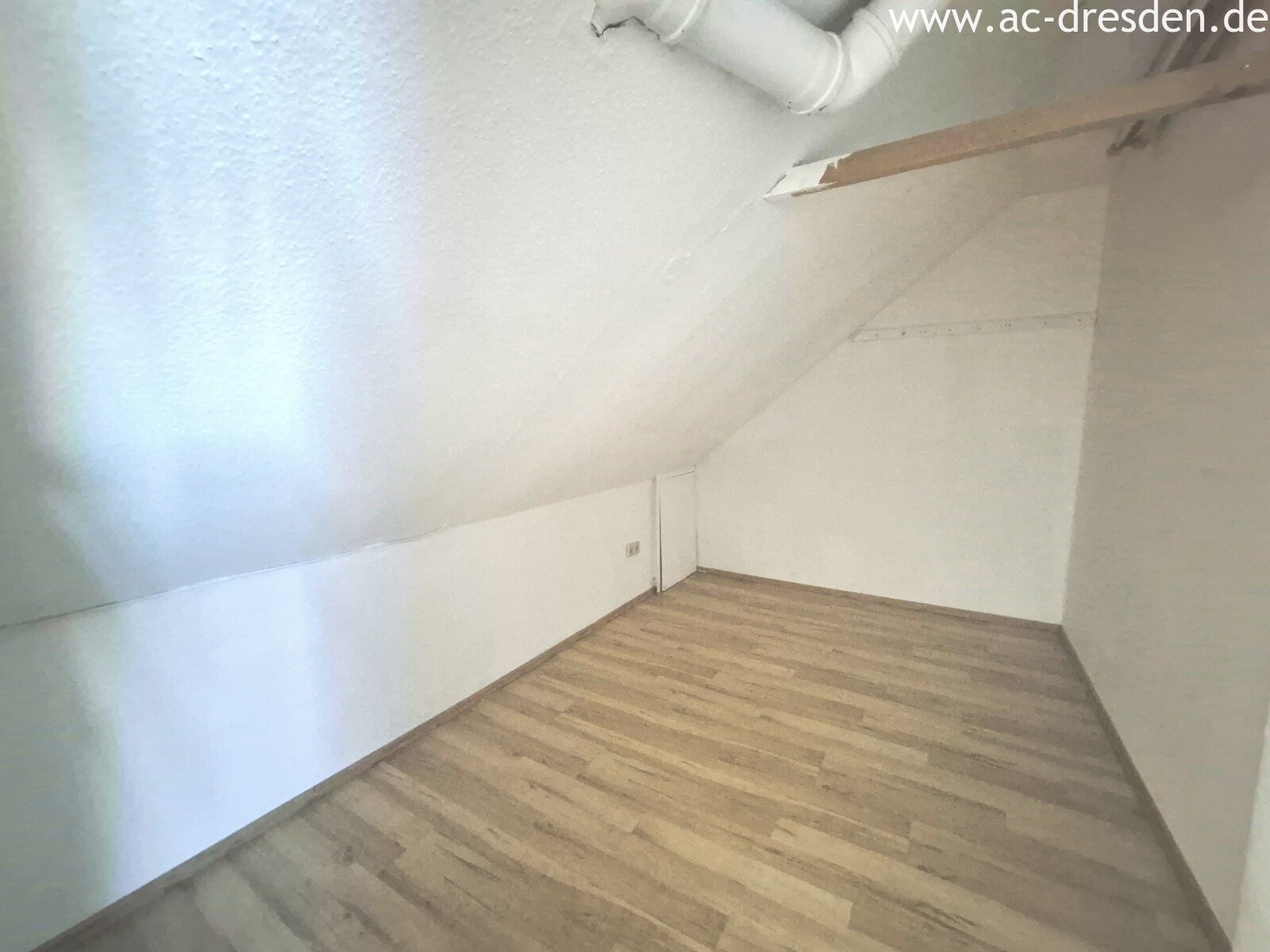 Exclusive Living Above the Rooftops of Kaßberg – Newly Renovated 3-Room Maisonette with a Beautiful Balcony