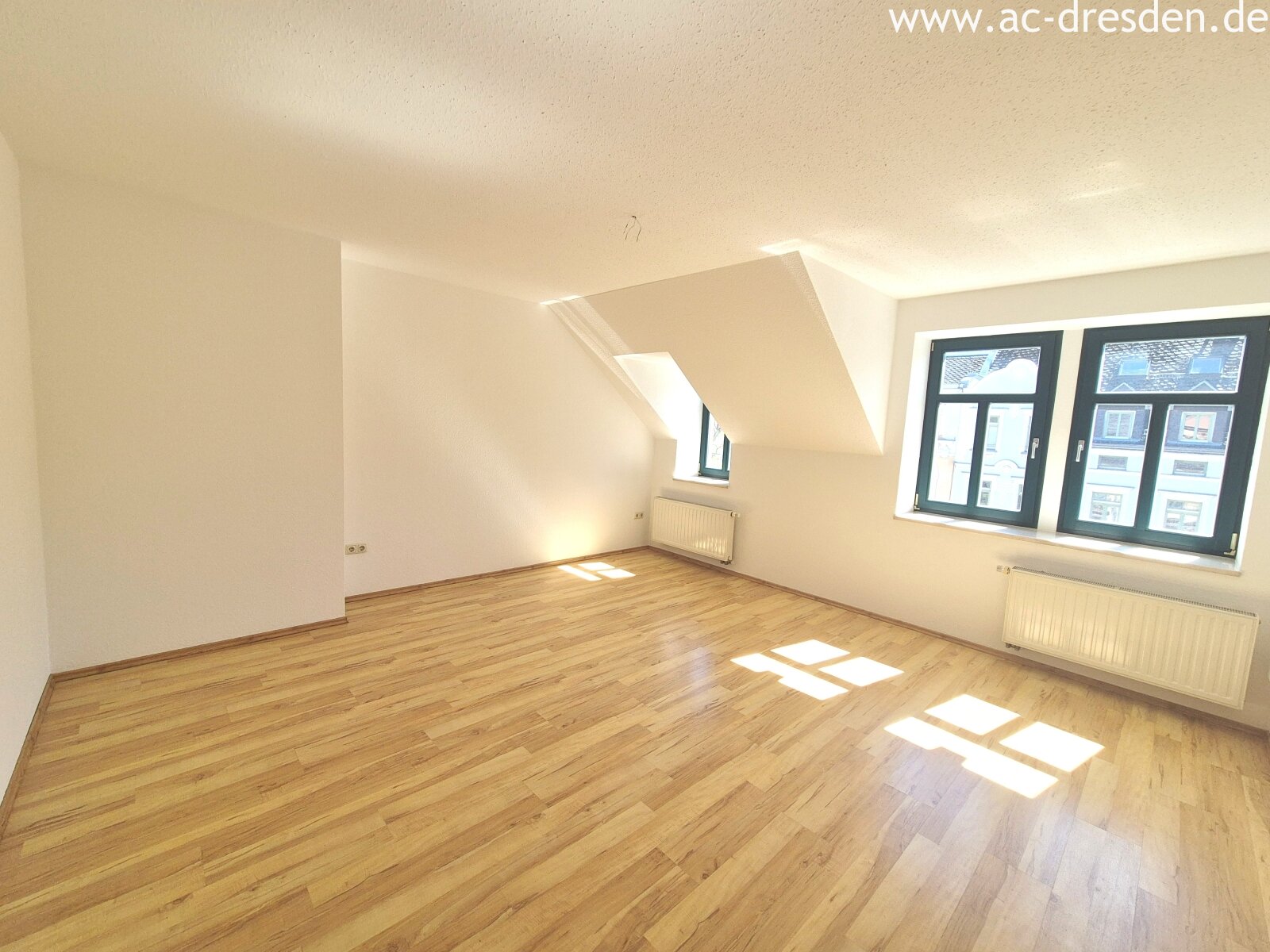 Exclusive Living Above the Rooftops of Kaßberg – Newly Renovated 3-Room Maisonette with a Beautiful Balcony
