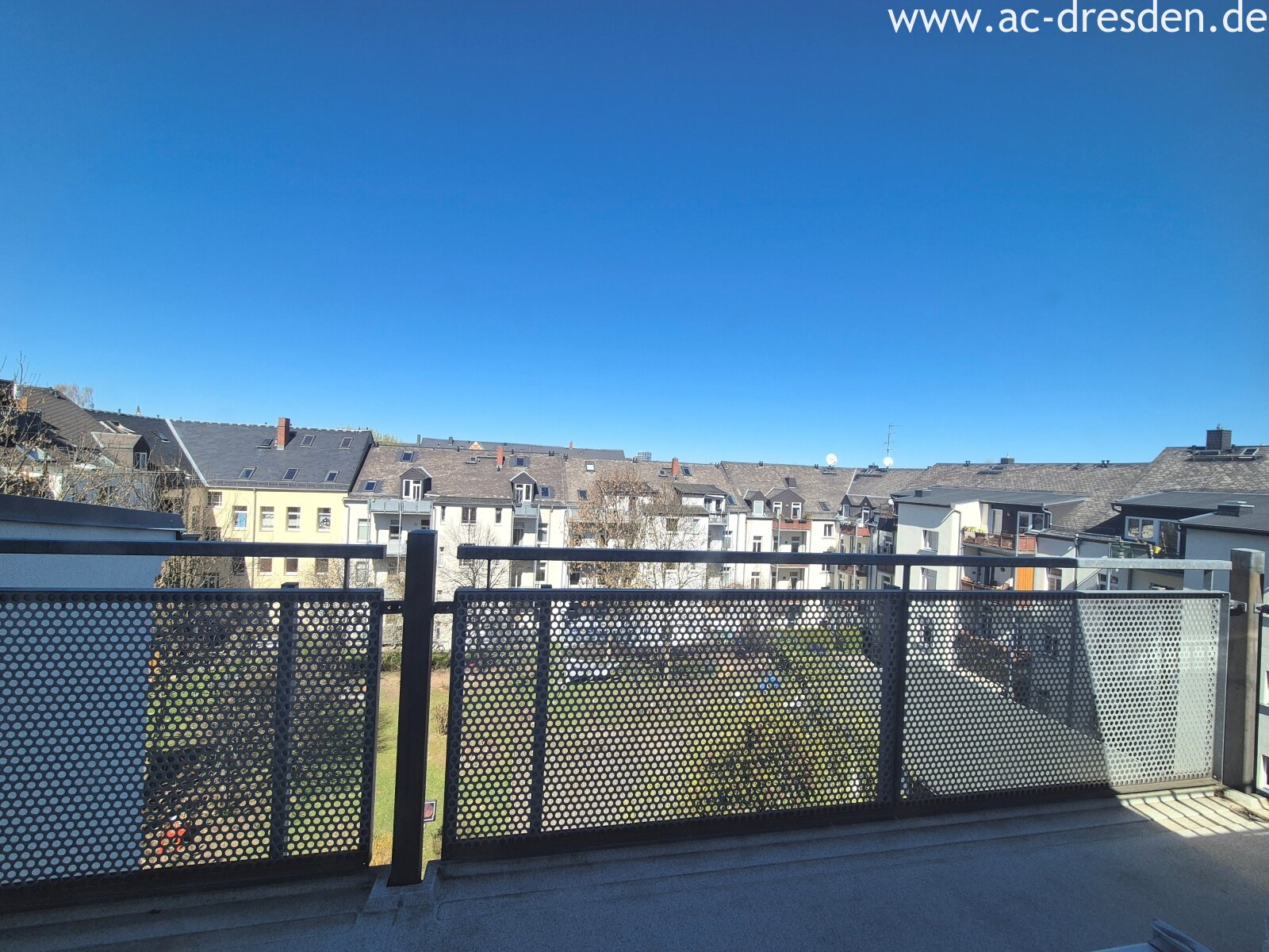 Exclusive Living Above the Rooftops of Kaßberg – Newly Renovated 3-Room Maisonette with a Beautiful Balcony