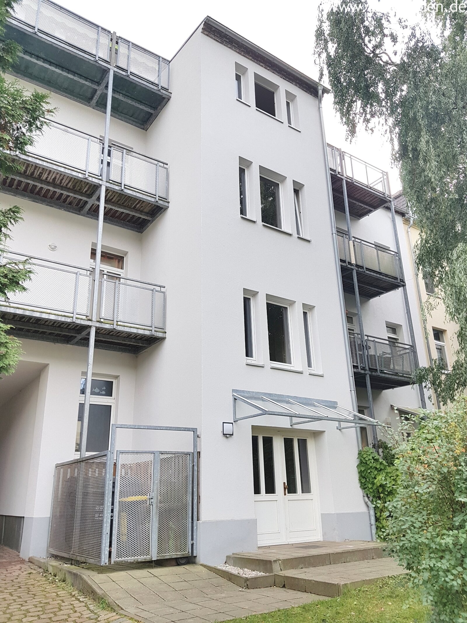Exclusive Living Above the Rooftops of Kaßberg – Newly Renovated 3-Room Maisonette with a Beautiful Balcony
