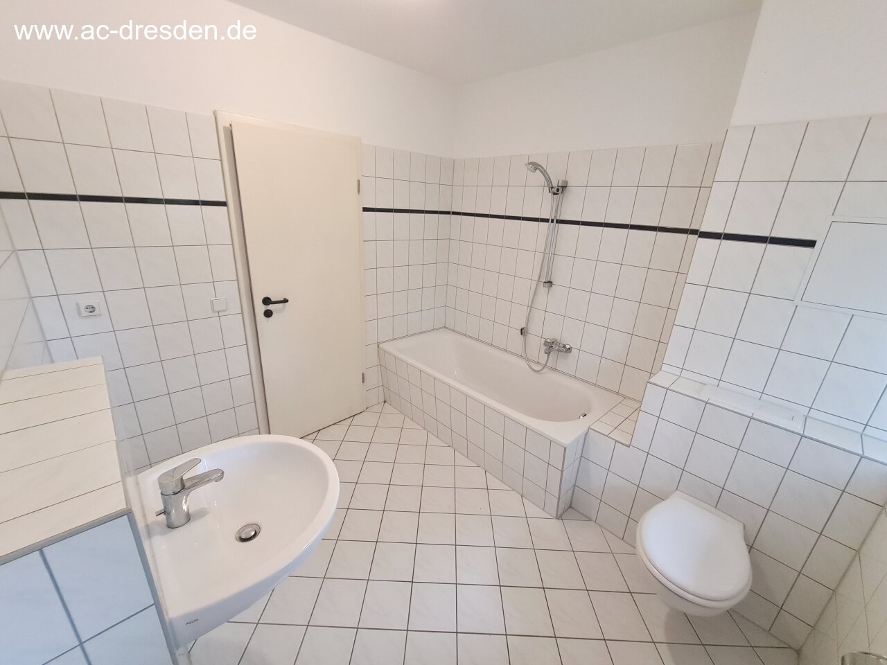 A Rare Luxury on Kaßberg: Renovated 1-Bedroom Period Apartment with an Elevator!